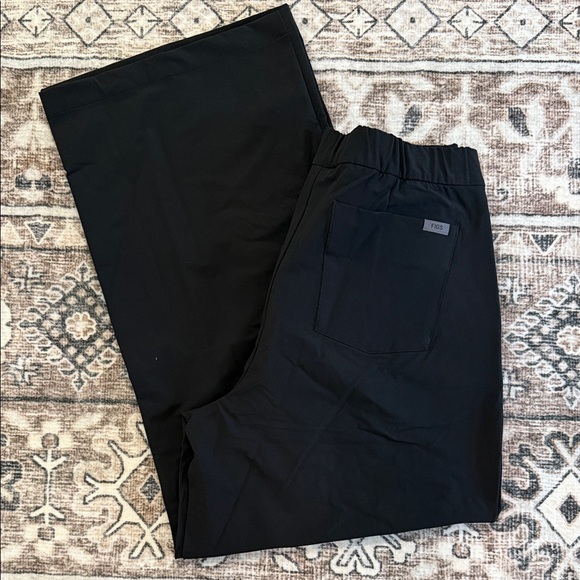 FIGS NWT Black Wide Leg Scrubs - Picture 1 of 4